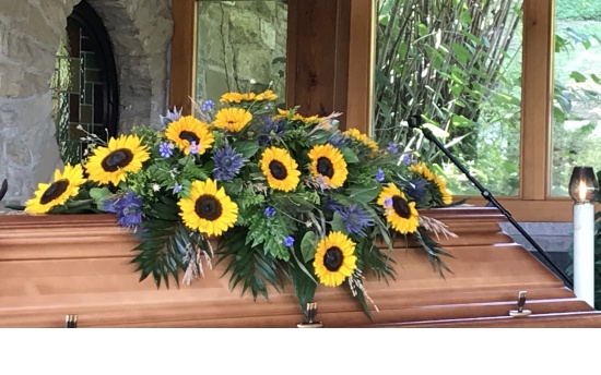 Sargbukett mit Sonnenblumen  